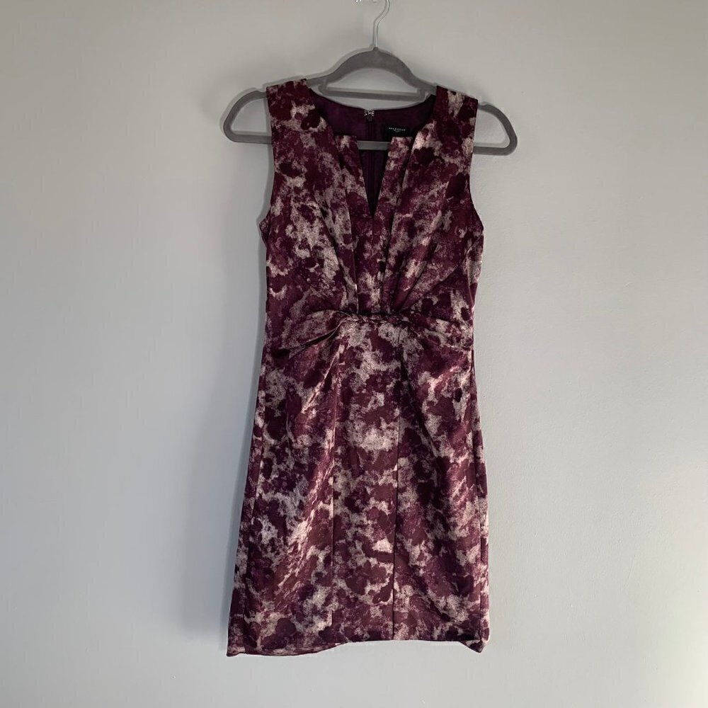 5/$25 Ann Taylor Sheath Dress Women 0 Purple Abstract Pleated V-Neck Sleeveless‎